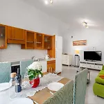 Helles Nur 350 Meter Zum Mit Meerblick Und Schoener Terrasse Porec