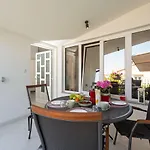 Helles Nur 350 Meter Zum Mit Meerblick Und Schoener Terrasse Apartment Porec