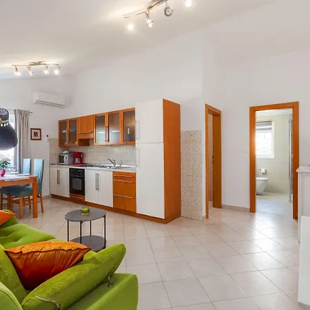 Helles Nur 350 Meter Zum Mit Meerblick Und Schoener Terrasse Apartman Poreč