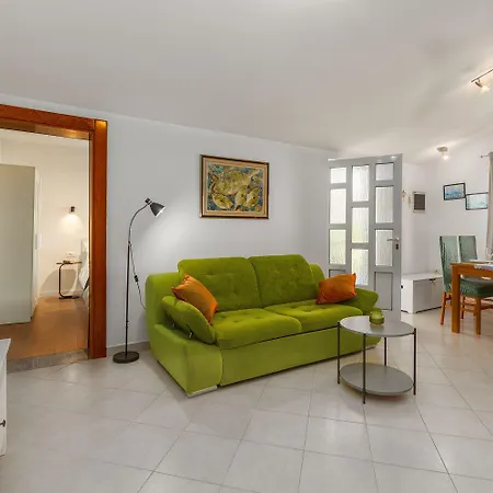 Helles Nur 350 Meter Zum Mit Meerblick Und Schoener Terrasse * بوريتش
