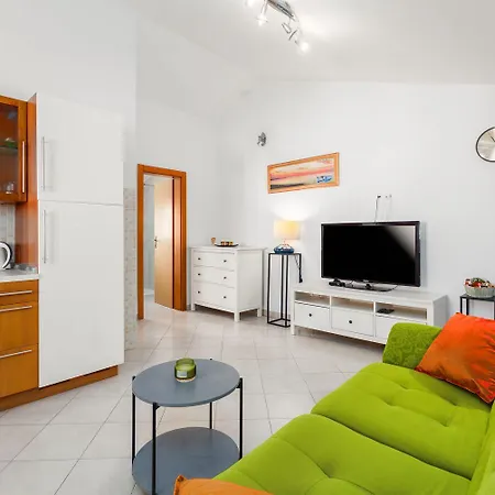 Helles Nur 350 Meter Zum Mit Meerblick Und Schoener Terrasse Apartament Poreč