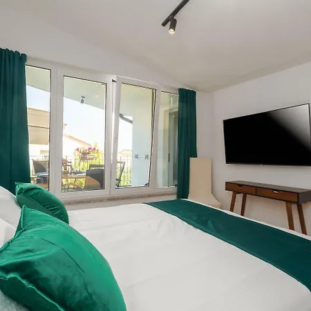 Helles Nur 350 Meter Zum Mit Meerblick Und Schoener Terrasse Poreč