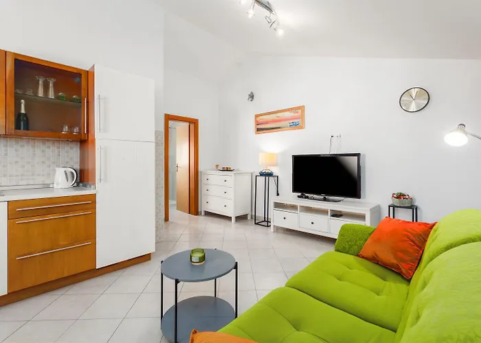 Helles Nur 350 Meter Zum Mit Meerblick Und Schoener Terrasse Apartman Poreč