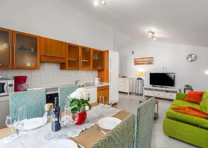 Helles Nur 350 Meter Zum Mit Meerblick Und Schoener Terrasse Poreč