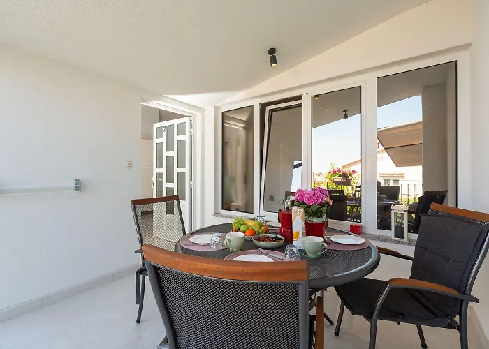Helles Nur 350 Meter Zum Mit Meerblick Und Schoener Terrasse Apartman Poreč