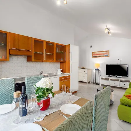 Helles Nur 350 Meter Zum Mit Meerblick Und Schoener Terrasse Porec